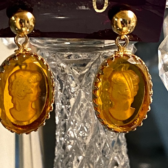 - VINTAGE CARVED CAMEO INTAGLIO PIERCE EAR Glass - Picture 2 of 5